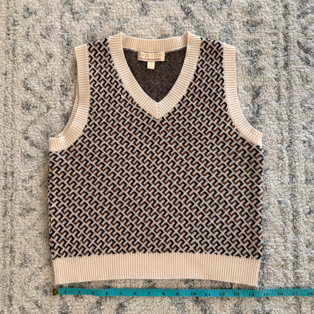 Women’s V-Neck Sweater Vest in Beige & Black – Patterned Knit